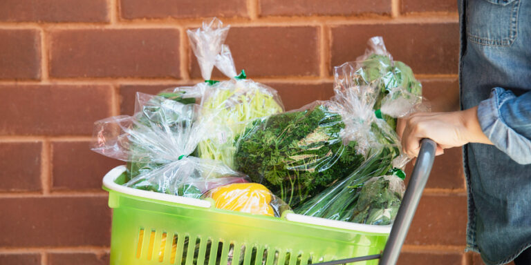 4 ideas para reciclar y dar una segunda vida a las bolsas del supermercado