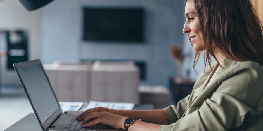 mujer negocios que trabaja computadora portatil su escritorio 1