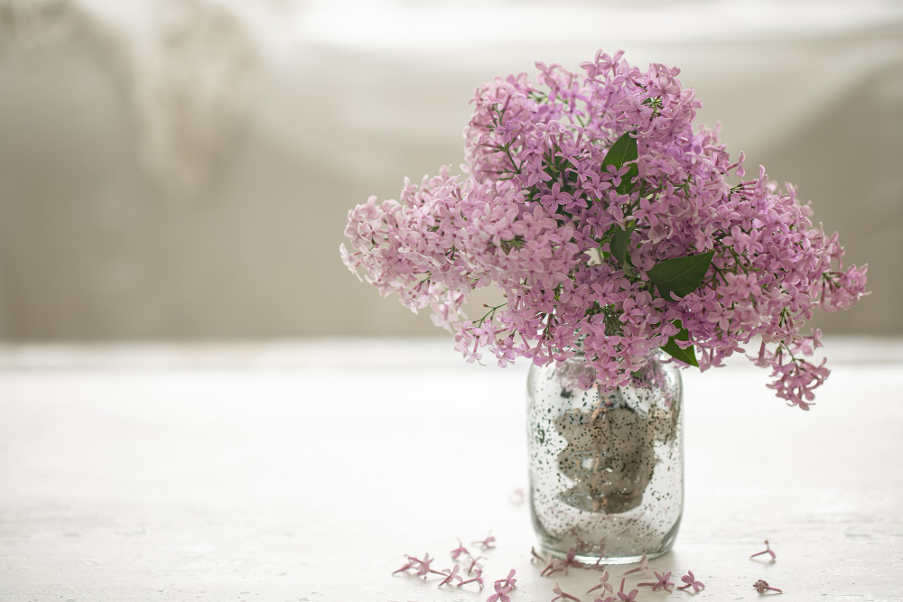 ramo flores lilas frescas jarron vidrio